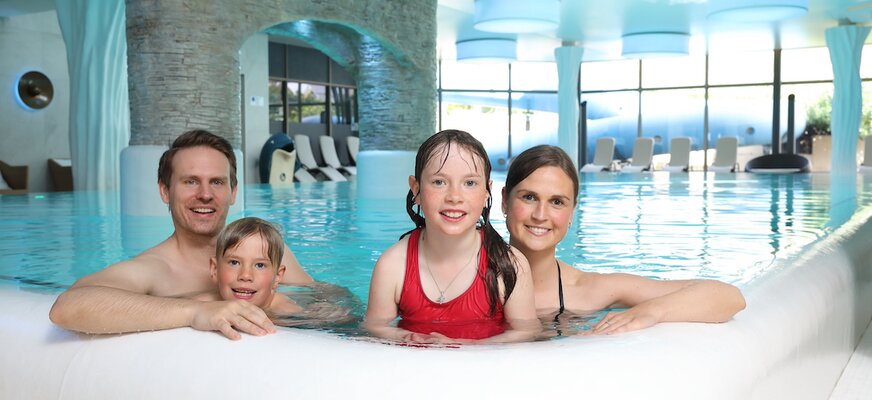 Familie im Hallenbad