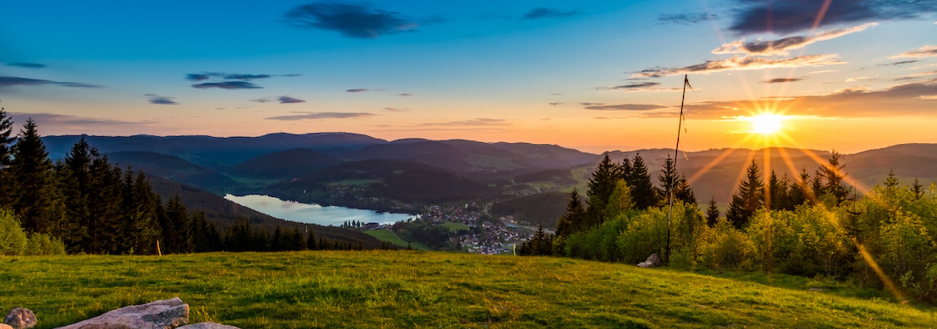 Umgebung des Feldberg im Sommer bei Sonnenuntergang