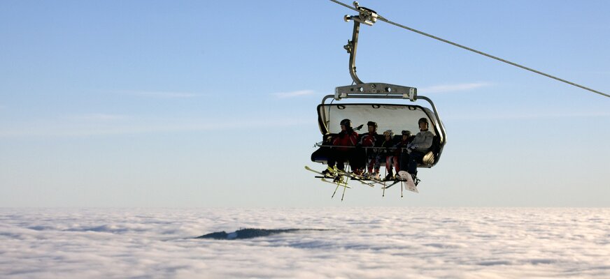 Skifahrer in der Gondel zur Spitze des Feldberg